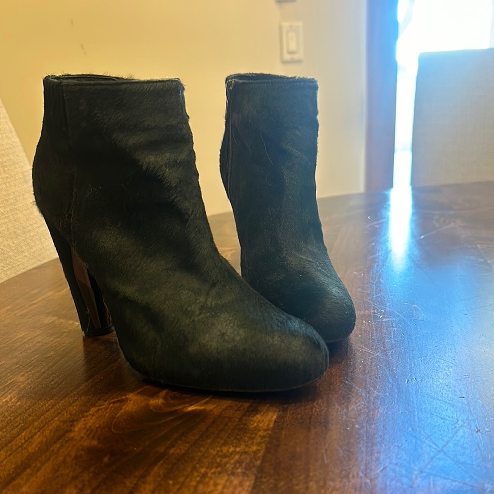 Stuart Weitzman beautiful green dyed calf ankle bootss. Like new.